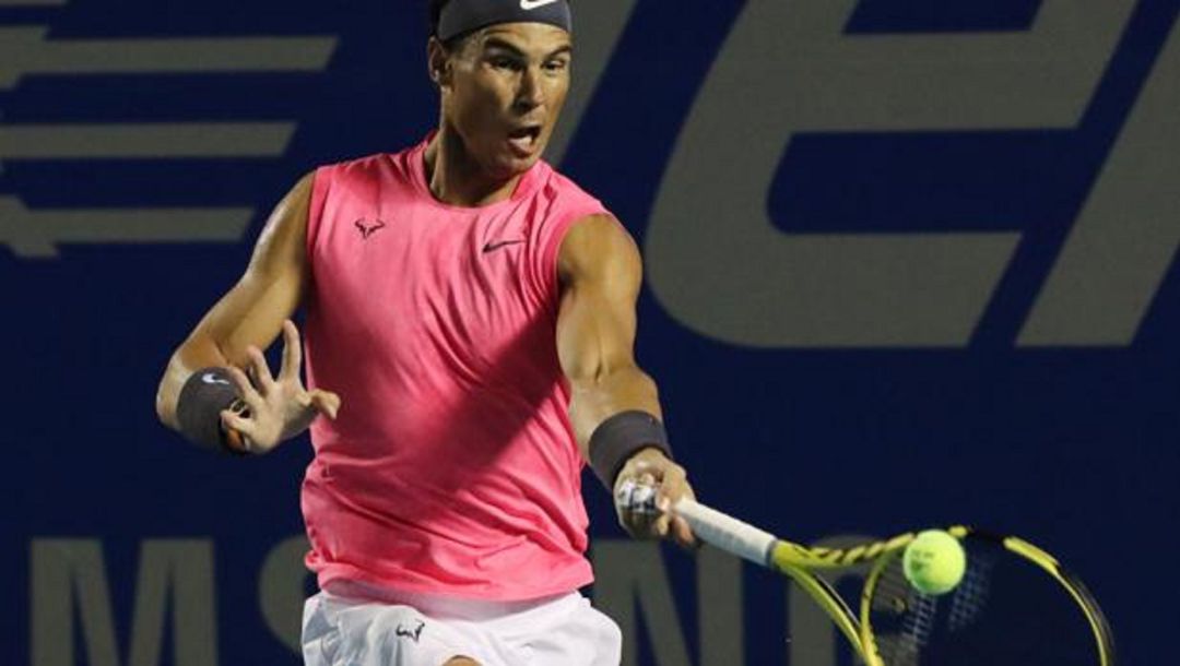 Rafa Nadal disputa una bola en el Torneo de Acapulco. Rafa Nadal disputa una bola en el Torneo de Acapulco.