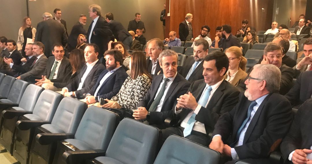 El director general de 7 TV, Antonio Peñarrubia, conversa con el consejero de Fomento, José Ramón Díez de Revenga El director general de 7 TV, Antonio Peñarrubia, conversa con el consejero de Fomento, José Ramón Díez de Revenga