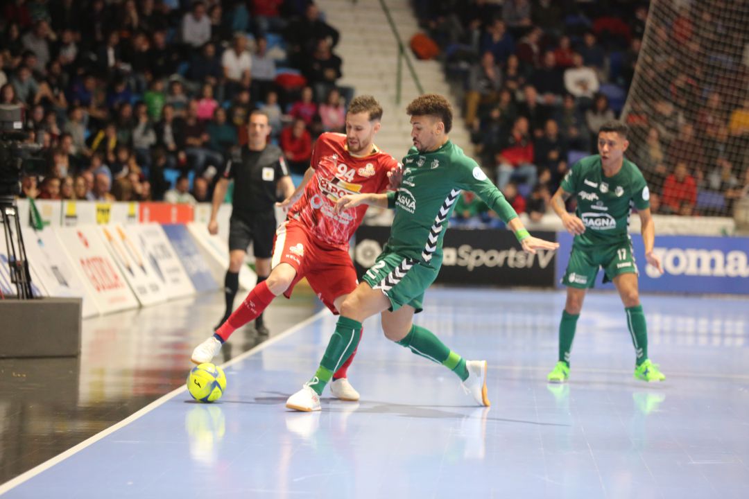 Paradynski controla un balón en el partido contra Osasuna Magna Paradynski controla un balón en el partido contra Osasuna Magna