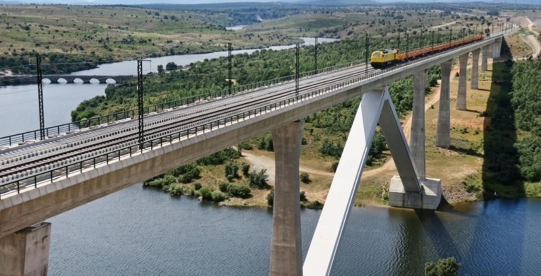 Uno de los nuevos viaductos del AVE a Galicia en la provincia de Zamora Uno de los nuevos viaductos del AVE a Galicia en la provincia de Zamora