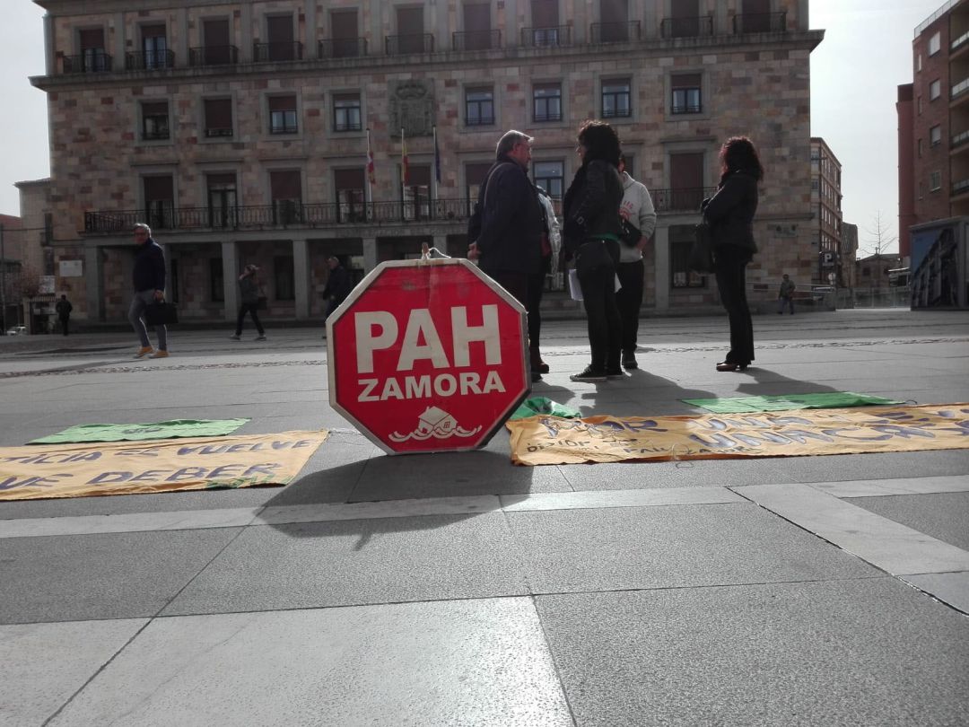 Activistas de la PAH en la Plaza de la Constitución de Zamora Activistas de la PAH en la Plaza de la Constitución de Zamora