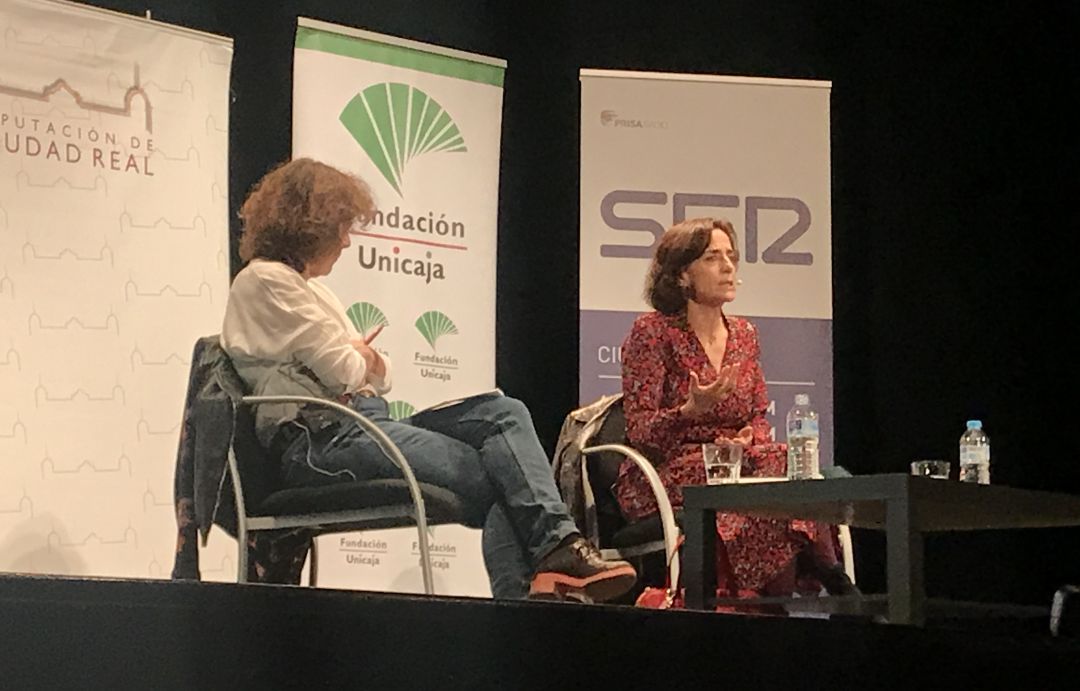 A la izquierda, la periodista y escritora, Berna González Harbour; y, a la derecha, la escritora, Nuria Barrios A la izquierda, la periodista y escritora, Berna González Harbour; y, a la derecha, la escritora, Nuria Barrios