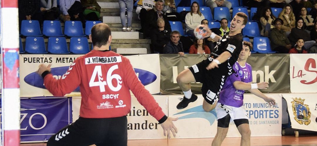 Imagen del partido entre el Sinfín y el Guadalajara la pasada temporada (26-24) Imagen del partido entre el Sinfín y el Guadalajara la pasada temporada (26-24)