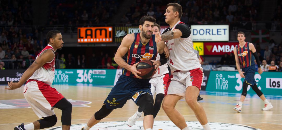 Shengelia (Baskonia) intenta penetrar a canasta ante la oposición de Bobrov (Fuenlabrada) Shengelia (Baskonia) intenta penetrar a canasta ante la oposición de Bobrov (Fuenlabrada)