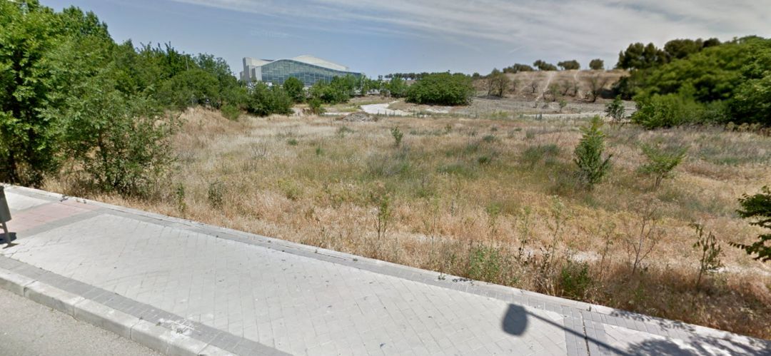 La parcela de la calle Felipe II, junto a la piscina de Valdesanchuela, fue cedida para la construcción del colegio de educación especial La parcela de la calle Felipe II, junto a la piscina de Valdesanchuela, fue cedida para la construcción del colegio de educación especial