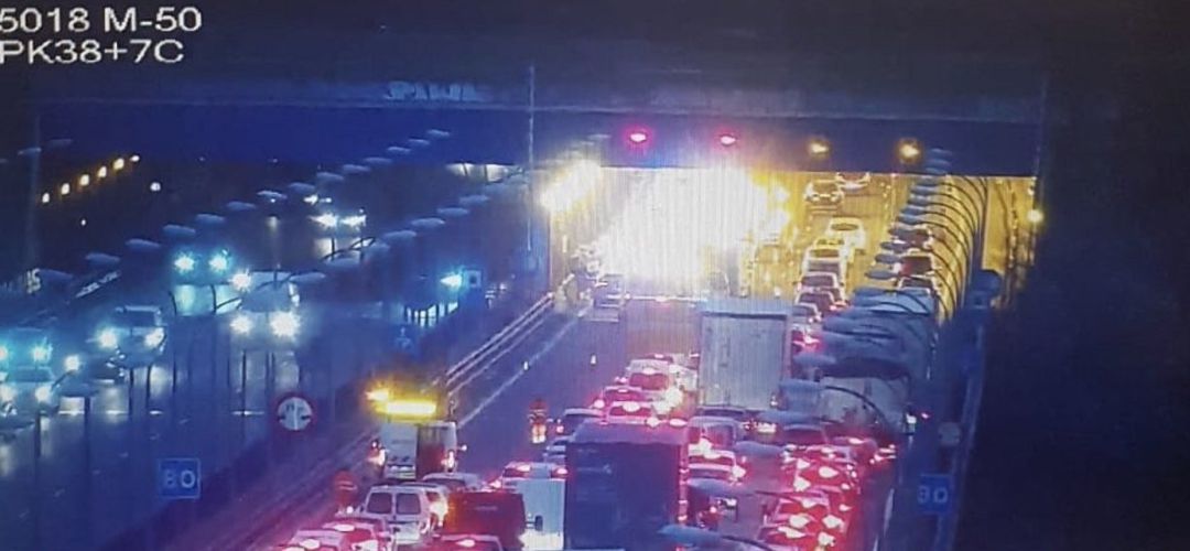 El atasco generado en la M-50 tras el accidente El atasco generado en la M-50 tras el accidente