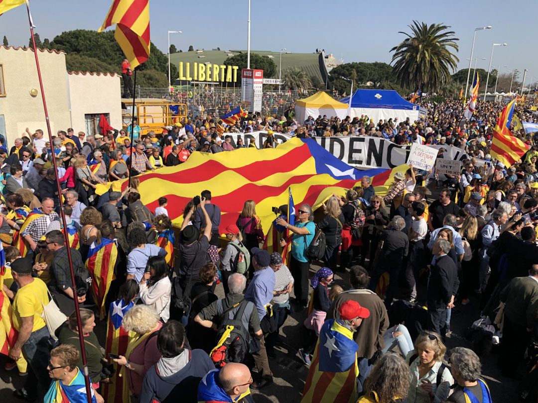 Miles de personas llenan el Parque de las Exposiciones de Perpiñán en el acto del Consejo por la República Miles de personas llenan el Parque de las Exposiciones de Perpiñán en el acto del Consejo por la República
