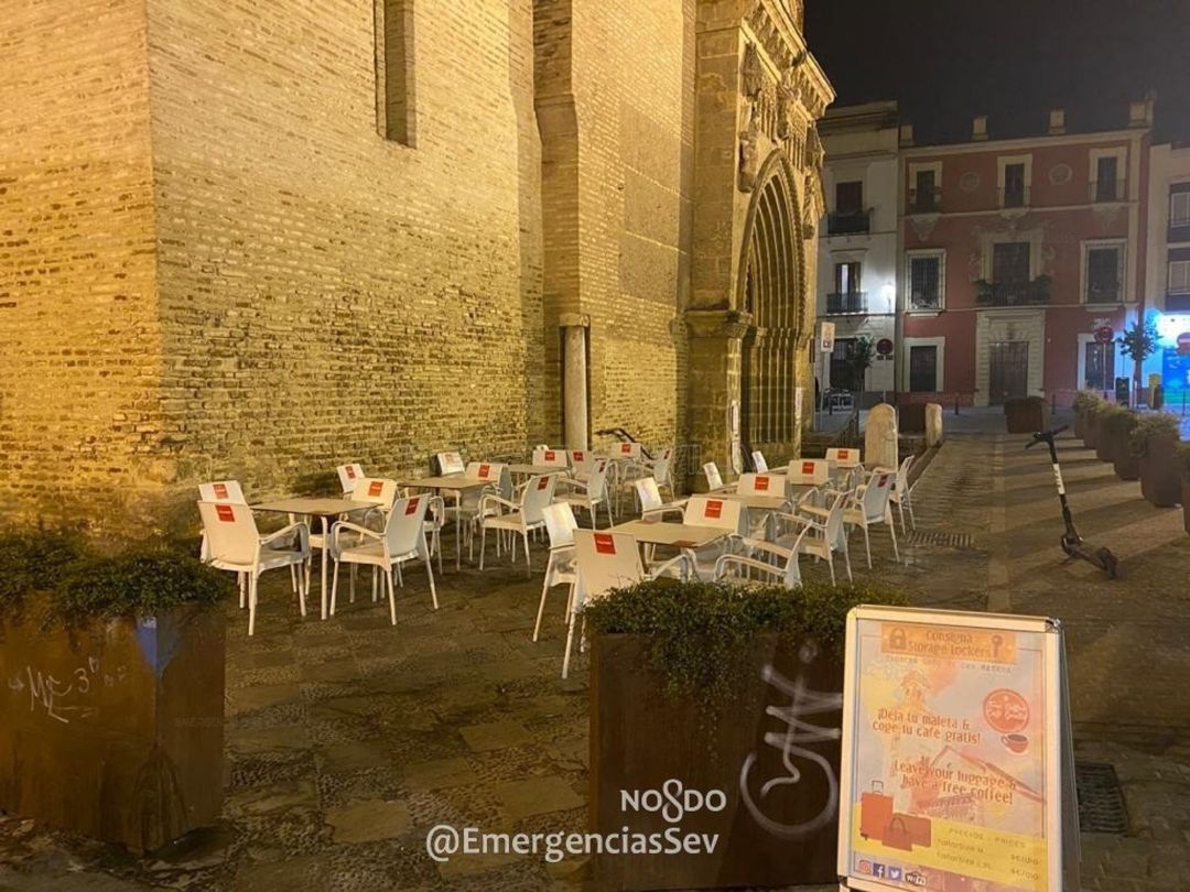 La Policía Local de Sevilla ha denunciado a un establecimiento por tener instalados, en Plaza de San Marcos, más veladores de los autorizados.
La Policía Local de Sevilla ha denunciado a un establecimiento por tener instalados, en Plaza de San Marcos, más veladores de los autorizados.