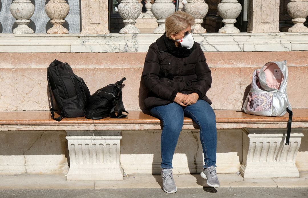 Una turista con mascarilla en Venecia Una turista con mascarilla en Venecia