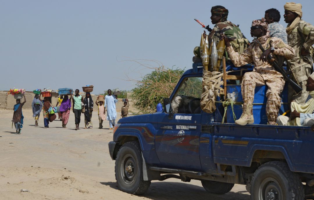 Un grupo de militares nigerianos patrulla en el poblado de Malam Fatori Un grupo de militares nigerianos patrulla en el poblado de Malam Fatori
