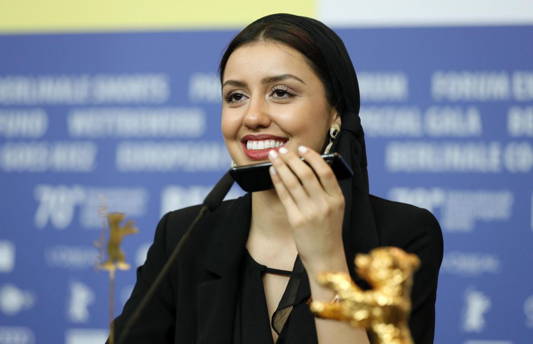 La actriz Baran Rasoulof, tras recoger el Oso de Oro en nombre del director Mohammad Rasoulof (al teléfono) por la película 'Sheytan vojud nadarad' asiste a la Conferencia de prensa de los ganadores después de la ceremonia. La actriz Baran Rasoulof, tras recoger el Oso de Oro en nombre del director Mohammad Rasoulof (al teléfono) por la película 'Sheytan vojud nadarad' asiste a la Conferencia de prensa de los ganadores después de la ceremonia.