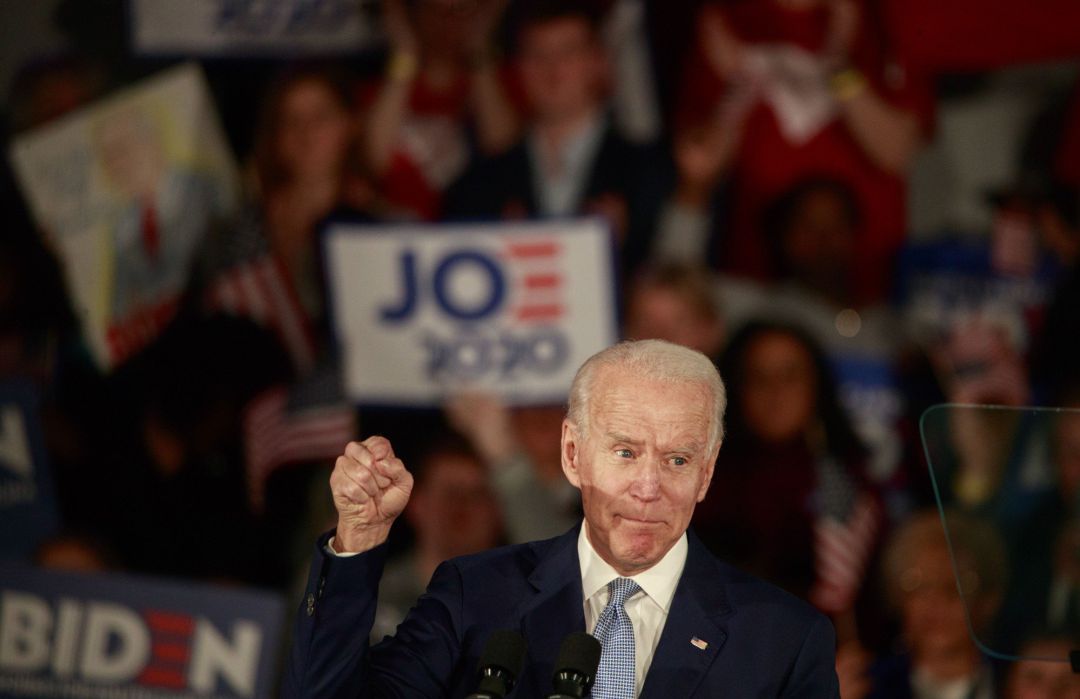 Joe Biden durante su discurso en la Universidad de Columbia tras ganar las primarias demócratas en Carolinba del Sur.
Joe Biden durante su discurso en la Universidad de Columbia tras ganar las primarias demócratas en Carolinba del Sur.