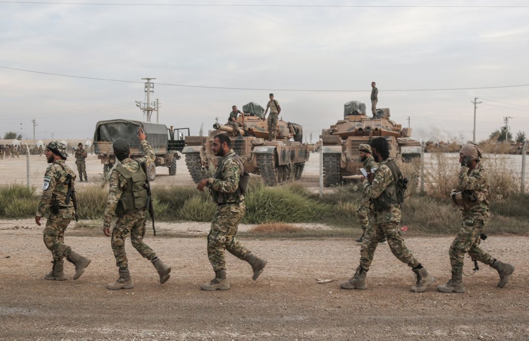 Soldados y vehículos militares de Turquía en una zona de estacionamiento para el Ejército y los rebeldes sirios a los que apoya Ankara Soldados y vehículos militares de Turquía en una zona de estacionamiento para el Ejército y los rebeldes sirios a los que apoya Ankara