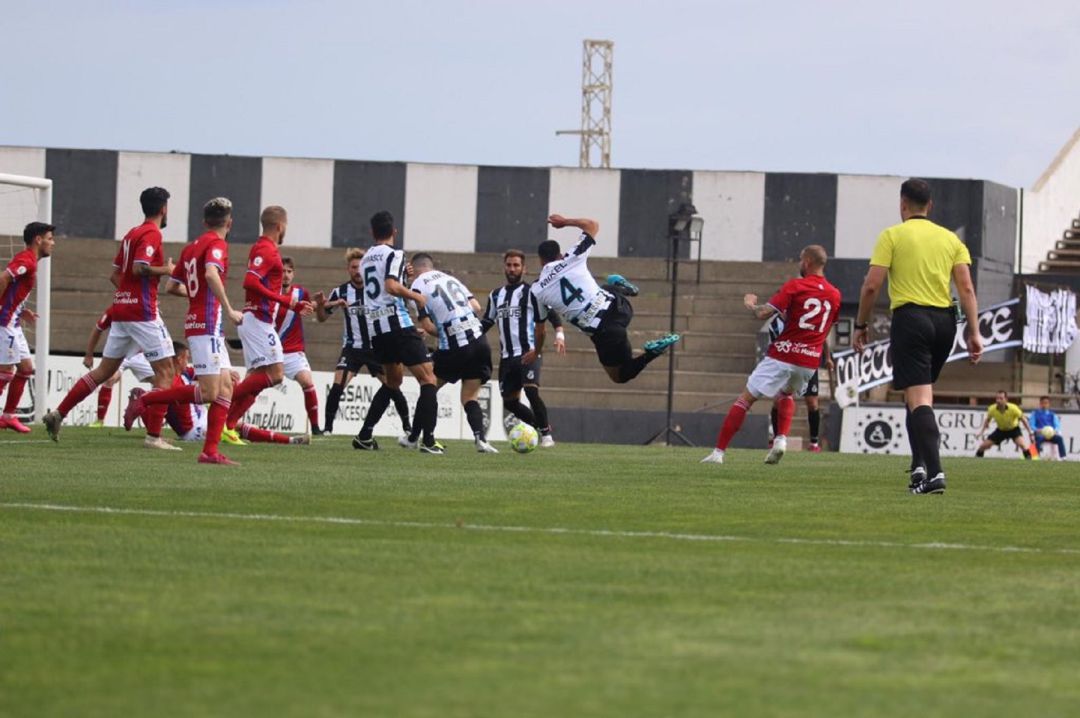 Un momento del partido. Un momento del partido.