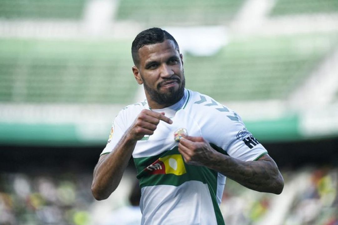 Jonathas de Jesús celebra su gol señalando el escudo del Elche Jonathas de Jesús celebra su gol señalando el escudo del Elche