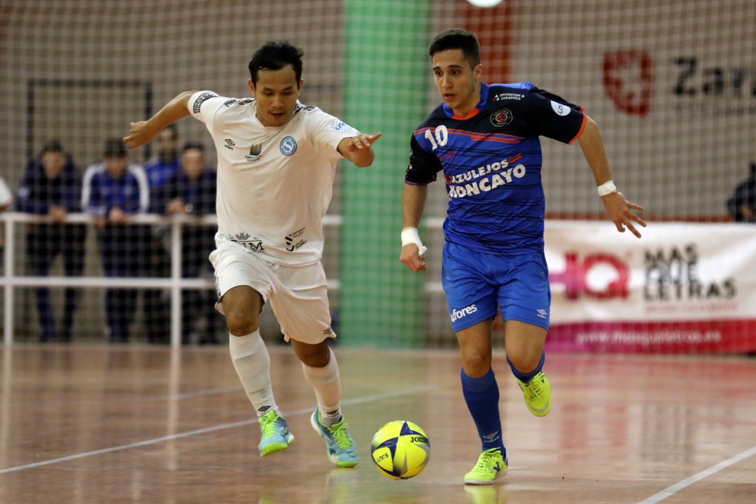 Peerapat persigue a un rival en el partido disputado ante Colo Colo Peerapat persigue a un rival en el partido disputado ante Colo Colo