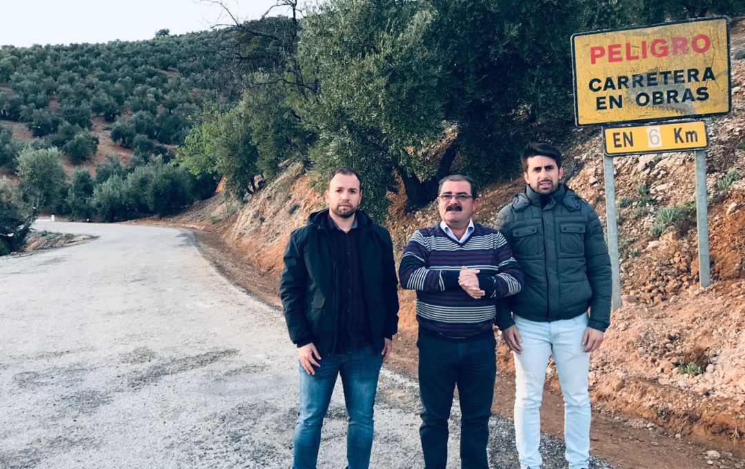 El diputado de Infraestructuras Municipales, José Castro (centro), acompañado del alcalde de Beas de Segura, José Alberto Rodríguez (a su izquierda). El diputado de Infraestructuras Municipales, José Castro (centro), acompañado del alcalde de Beas de Segura, José Alberto Rodríguez (a su izquierda).