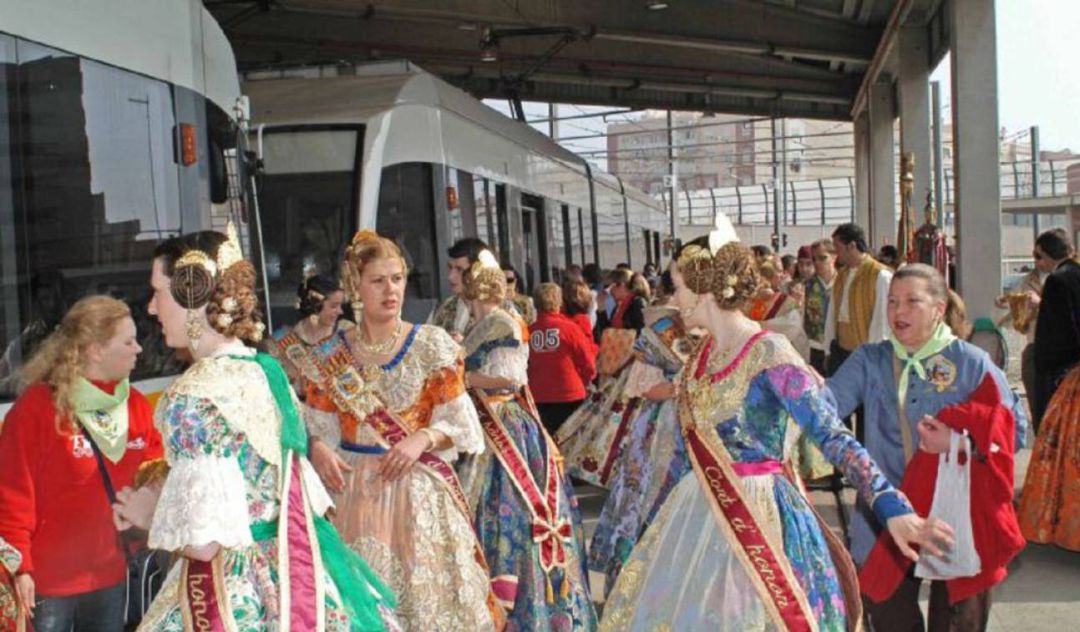 Foto de archivo Fallas 2017, falleras subiendo al tranvía Foto de archivo Fallas 2017, falleras subiendo al tranvía