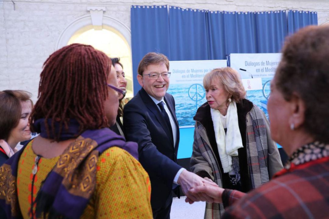 Ximo Puig y María Teresa Fernández de la Vega durante la primera edición de los "Diálogos de Mujeres por la Paz en el Mediterráneo" en Alicante Ximo Puig y María Teresa Fernández de la Vega durante la primera edición de los "Diálogos de Mujeres por la Paz en el Mediterráneo" en Alicante