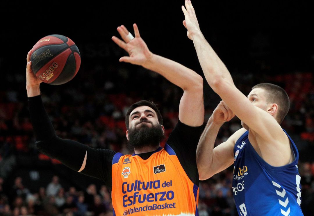 El pívot del Valencia Basket, Bojan Dubljevic (i), trata de encestar ante la oposición del ala-pívot del San Pablo Burgos, Dragan Apic, durante el partido de la vigésimo segunda jornada de la Liga Endesa que disputan esta tarde en el pabellón de la Fuente de San Luis. El pívot del Valencia Basket, Bojan Dubljevic (i), trata de encestar ante la oposición del ala-pívot del San Pablo Burgos, Dragan Apic, durante el partido de la vigésimo segunda jornada de la Liga Endesa que disputan esta tarde en el pabellón de la Fuente de San Luis.