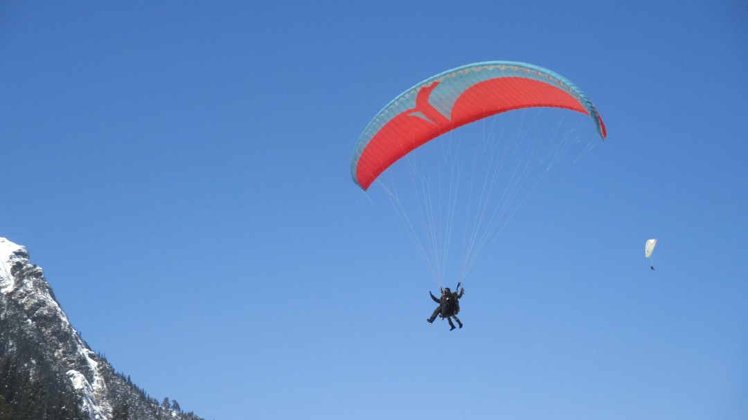 Un parapentista ileso tras engancharse en una farola en Oia