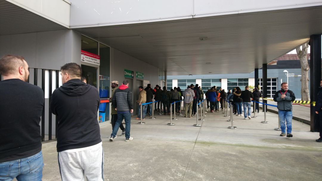 Aspirantes acceden al recinto ferial para someterse al examen de EMULSA Aspirantes acceden al recinto ferial para someterse al examen de EMULSA