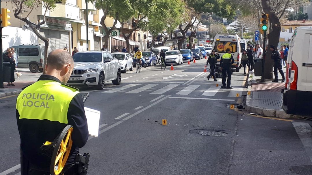 Momento de la intervención de los agentes tras el accidente Momento de la intervención de los agentes tras el accidente