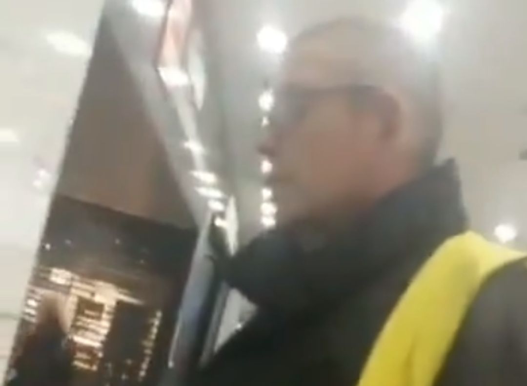 El vídeo en Twitter donde el vigilante insulta a los jóvenes El vídeo en Twitter donde el vigilante insulta a los jóvenes