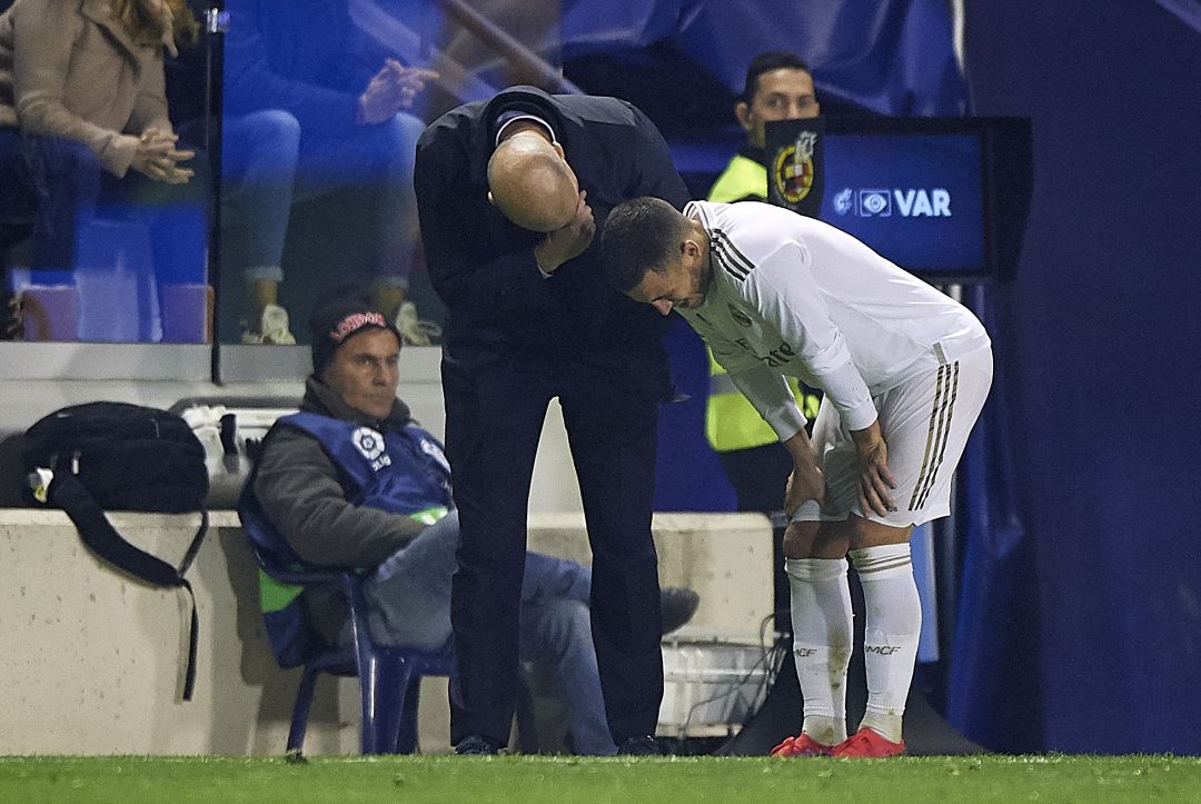 Hazard habla con Zidane en el Ciutat de Valencia, donde volvió a lesionarse Hazard habla con Zidane en el Ciutat de Valencia, donde volvió a lesionarse