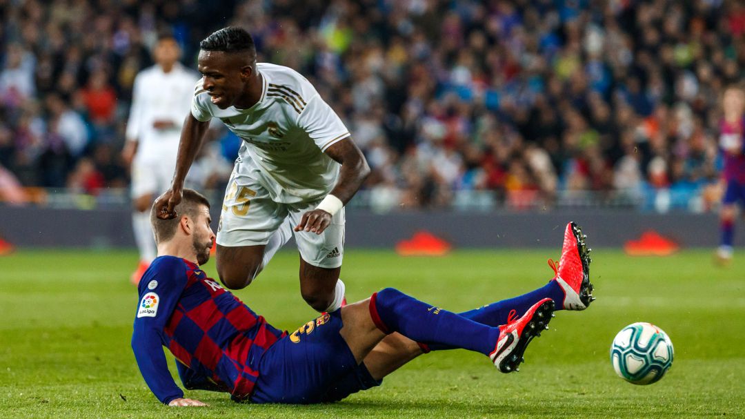 Vinicius en un choque con Piqué Vinicius en un choque con Piqué