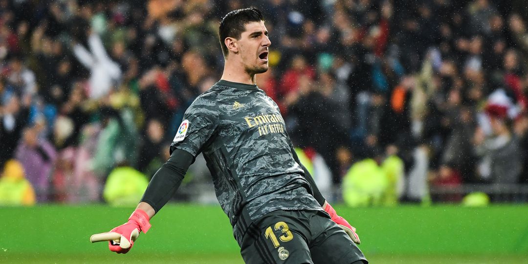 Courtois festeja uno de los goles del Real Madrid ante el Barcelona en el Bernabéu Courtois festeja uno de los goles del Real Madrid ante el Barcelona en el Bernabéu