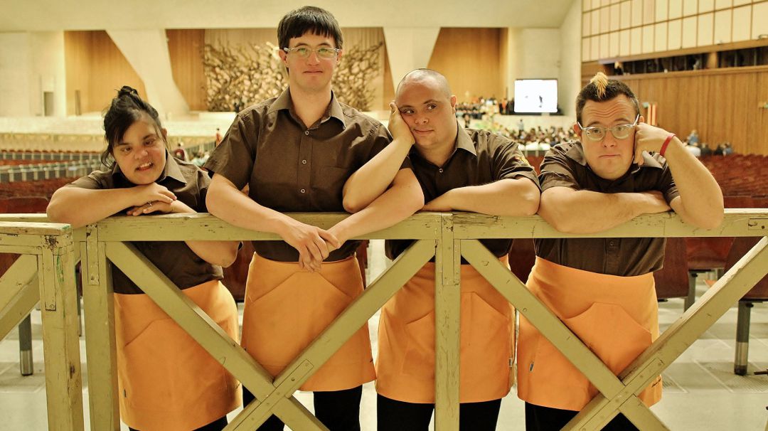 Cuatro de los empleados del restaurante romano. Cuatro de los empleados del restaurante romano.
