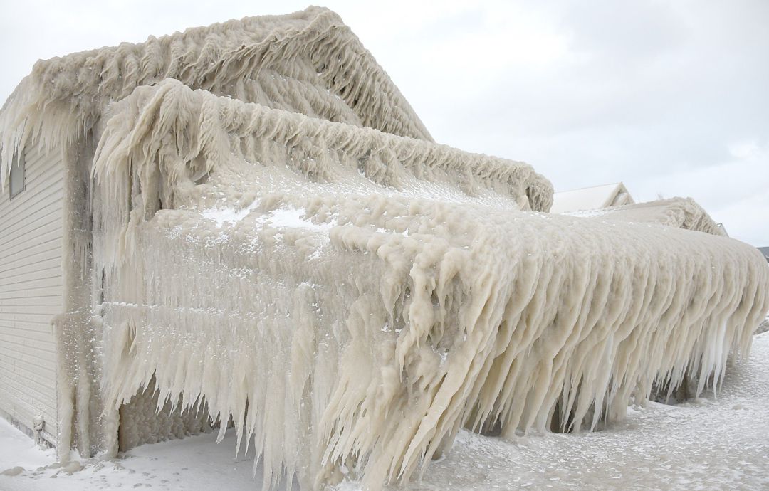El pueblo ha amanecido bajo un manto de hielo. El pueblo ha amanecido bajo un manto de hielo.