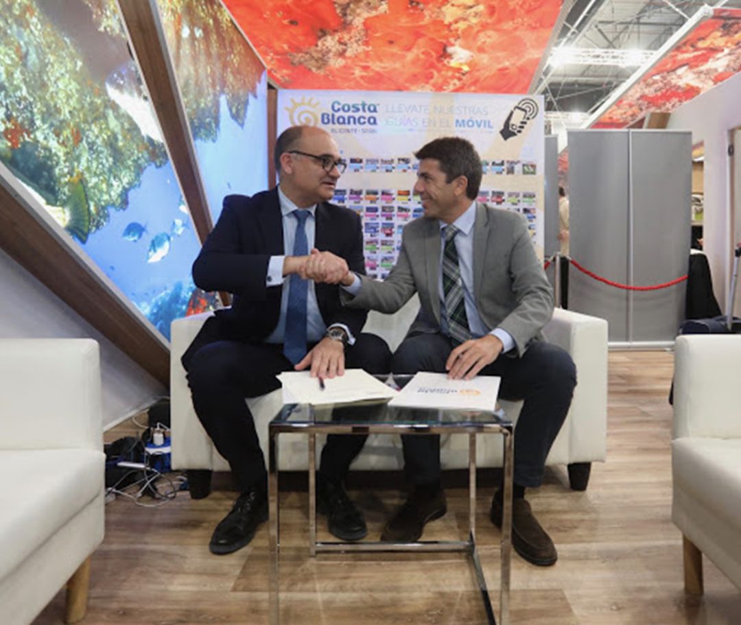 El rector de la UA, Manuel Palomar (i), con el presidente de la Diputación, Carlos Mazón (i), durante la firma de un convenio en la pasada edición de FITUR. El rector de la UA, Manuel Palomar (i), con el presidente de la Diputación, Carlos Mazón (i), durante la firma de un convenio en la pasada edición de FITUR.