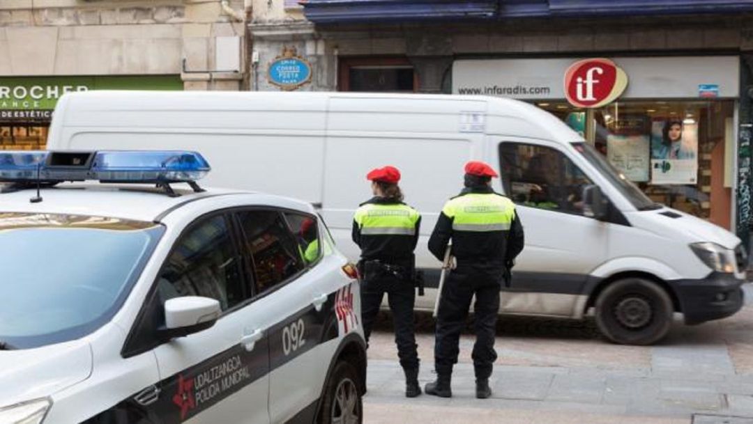 Dos agentes de la Policía Municipal de Bilbao Dos agentes de la Policía Municipal de Bilbao