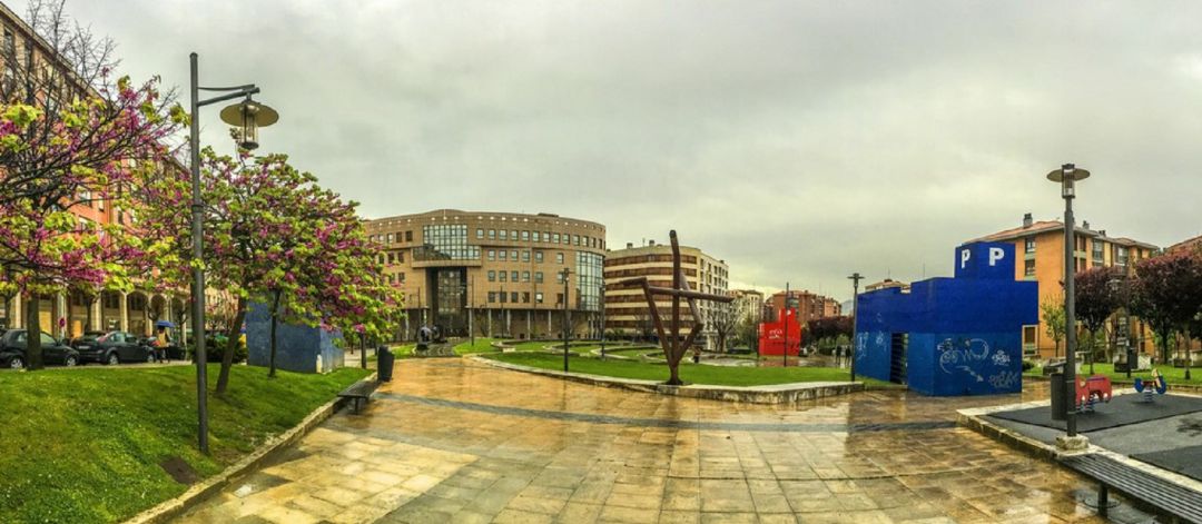 El Ayuntamiento de Barakaldo ha contratado la instalación, en el plazo de un mes, de una nueva valla perimetral en la zona de juegos infantil del parque de las esculturas para incrementar la seguridad en el espacio público urbano El Ayuntamiento de Barakaldo ha contratado la instalación, en el plazo de un mes, de una nueva valla perimetral en la zona de juegos infantil del parque de las esculturas para incrementar la seguridad en el espacio público urbano