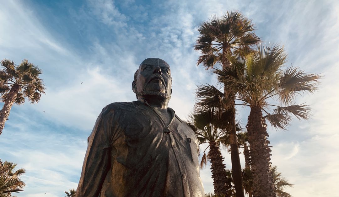 La estatua de Fernando Quiñones a las puertas de la playa de La Caleta La estatua de Fernando Quiñones a las puertas de la playa de La Caleta