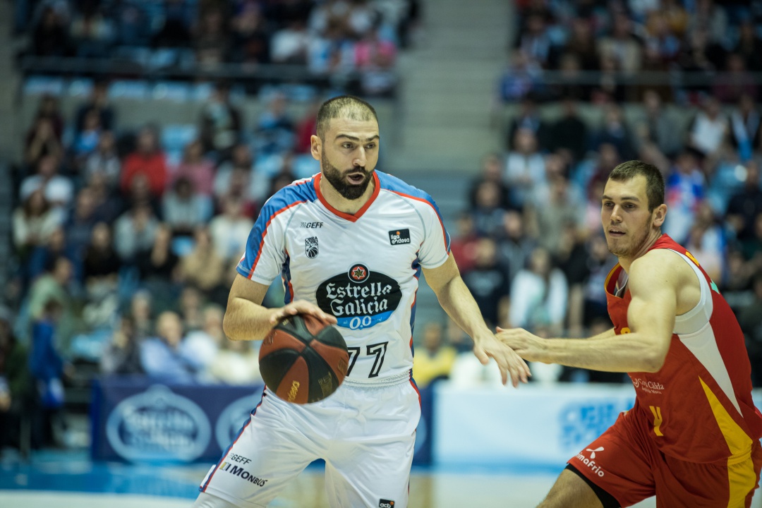 El mejor del Obradoiro fue Kostas Vasileaidis, que volvió a acertar con el aro tras su lesión El mejor del Obradoiro fue Kostas Vasileaidis, que volvió a acertar con el aro tras su lesión