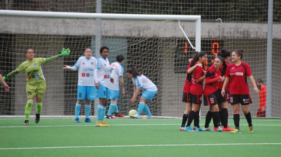 Las jugadoras del Victoria celebran uno de los tantos marcados por Ánxela Torres Las jugadoras del Victoria celebran uno de los tantos marcados por Ánxela Torres