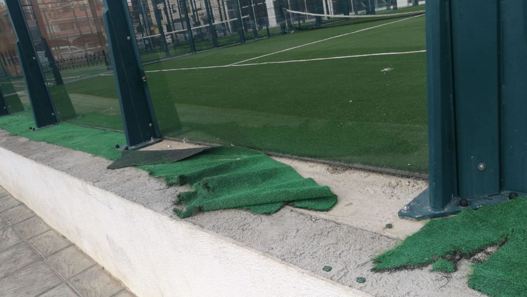 Desperfectos en el centro deportivo urbano, que aún no ha sido inaugurado. Desperfectos en el centro deportivo urbano, que aún no ha sido inaugurado.