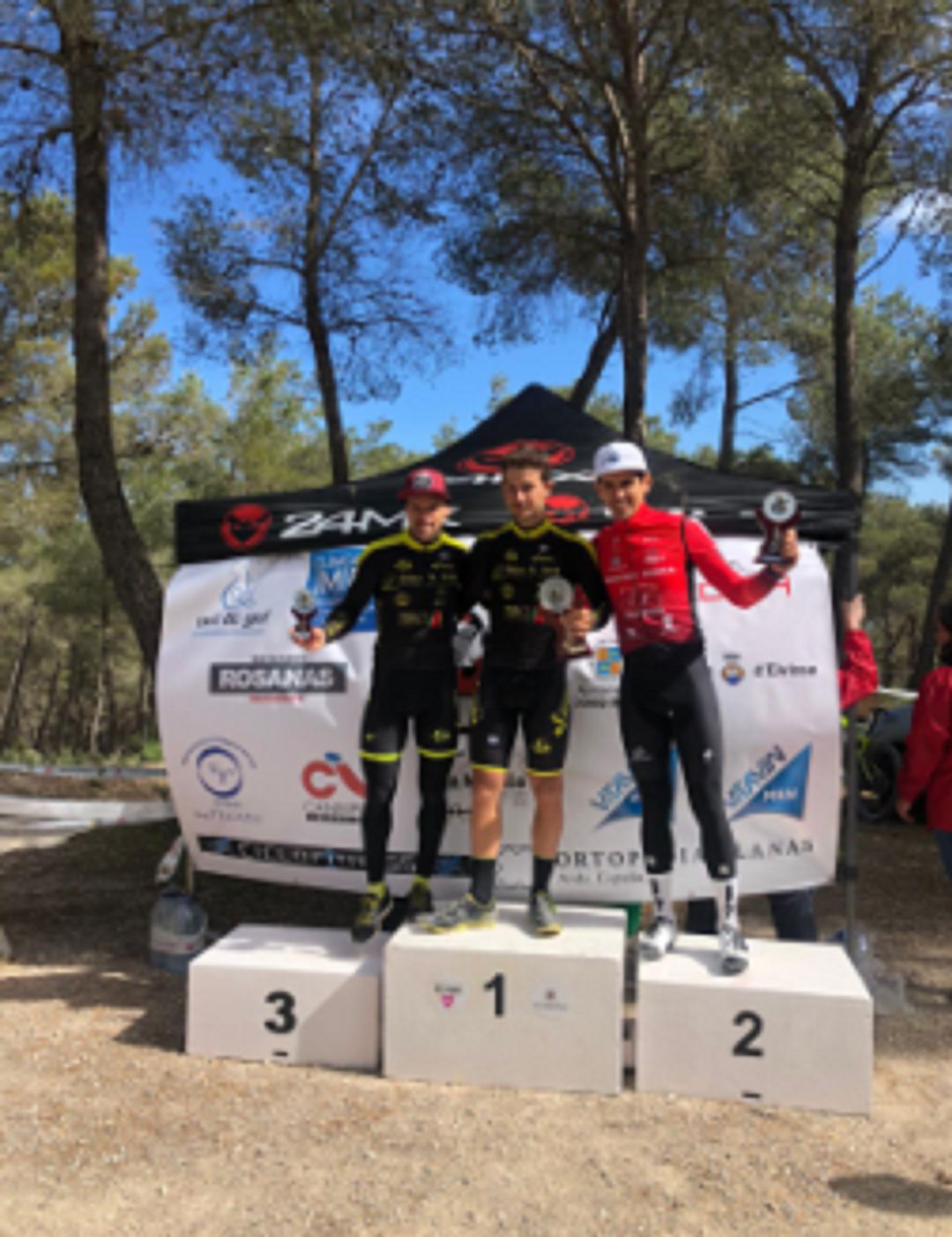 Los tres primeros clasificados en el podio Los tres primeros clasificados en el podio