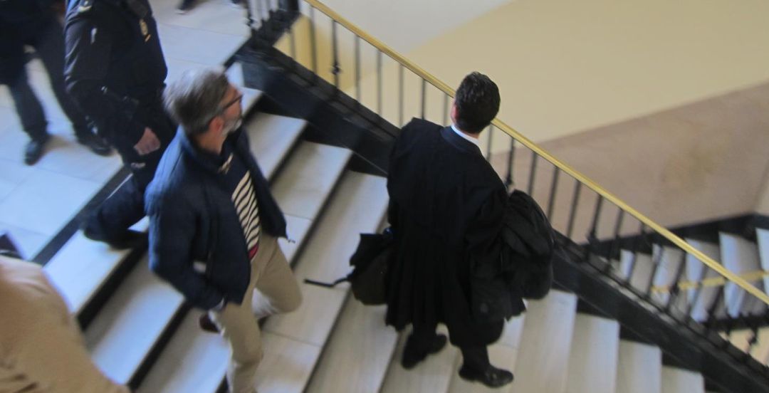 El acusado, con jersey a rayas, abandonando la Audiencia tras aceptar la condena. El acusado, con jersey a rayas, abandonando la Audiencia tras aceptar la condena.