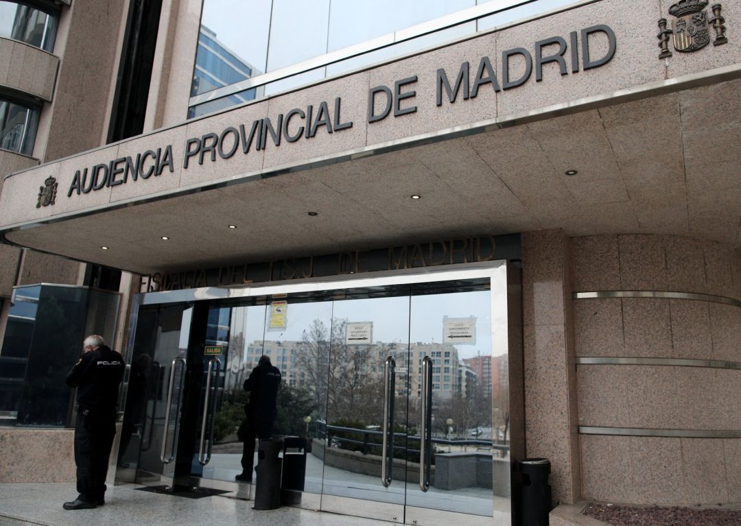 Un agente de la Policía Nacional junto a la puerta principal de la Audiencia Provincial de Madrid, a 14 de febrero de 2020. Un agente de la Policía Nacional junto a la puerta principal de la Audiencia Provincial de Madrid, a 14 de febrero de 2020.