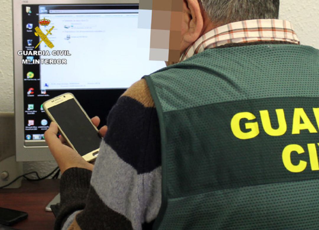 La Guardia Civil investiga a tres menores por difundir fotografías íntimas de otro joven sin su autorización La Guardia Civil investiga a tres menores por difundir fotografías íntimas de otro joven sin su autorización