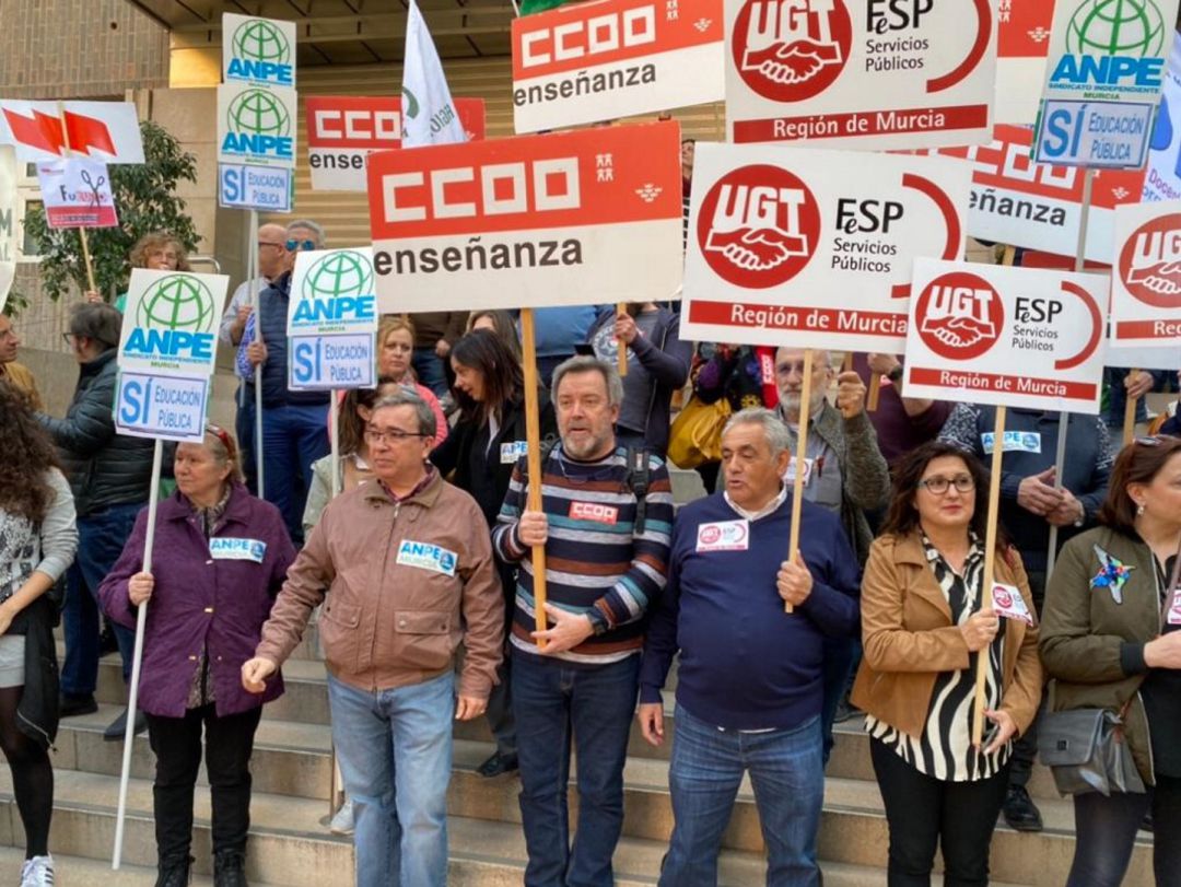 Concentración sindical contra los recortes frente a la consejería de Educación del gobierno regional Concentración sindical contra los recortes frente a la consejería de Educación del gobierno regional