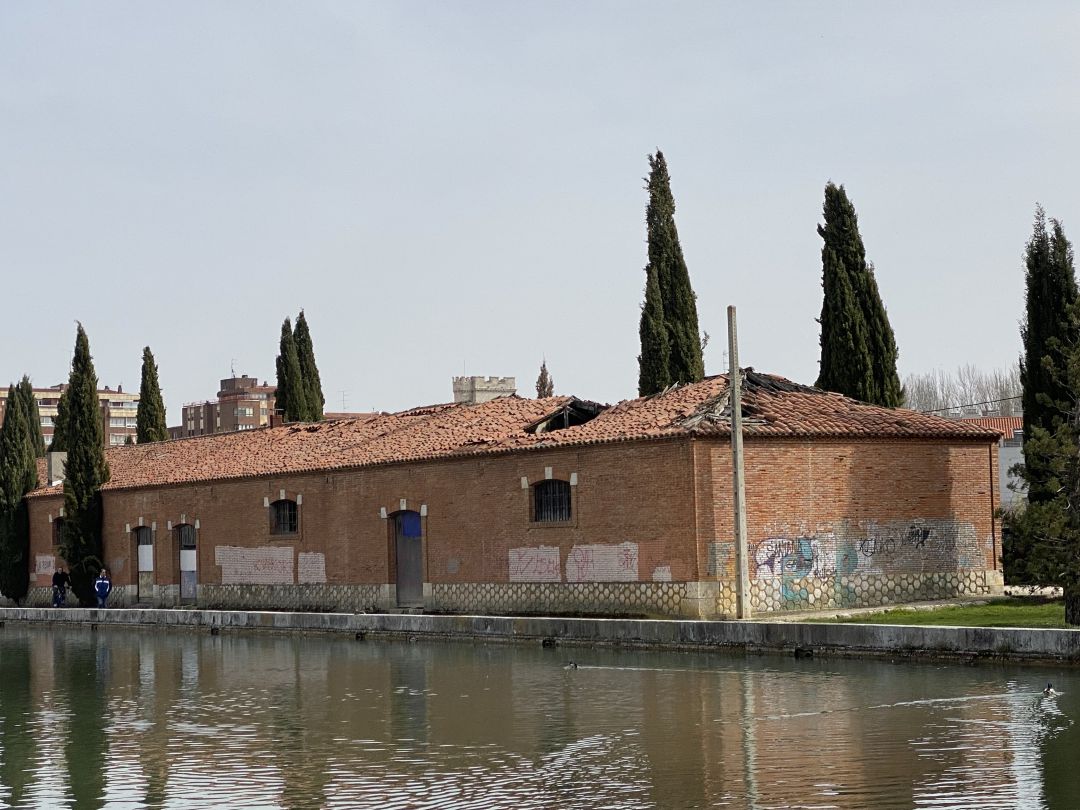 El tejado del segundo almacén de la Dársena del Canal de Castilla en Palencia se hunde El tejado del segundo almacén de la Dársena del Canal de Castilla en Palencia se hunde