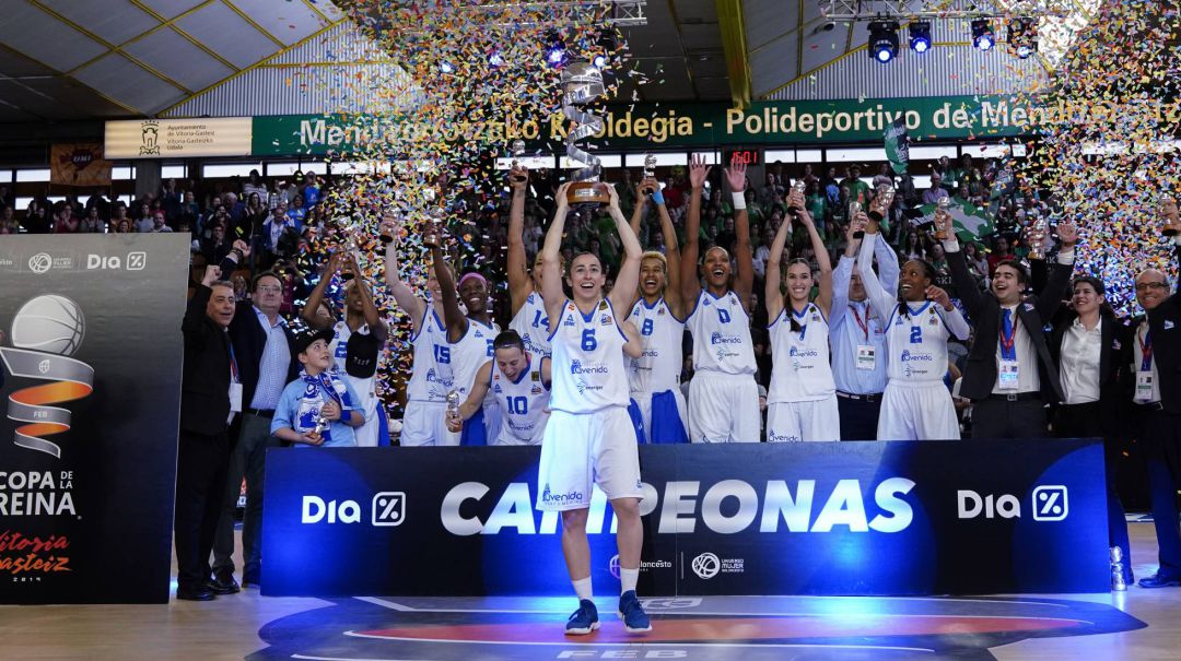Silvia Domínguez levanta el trofeo de la Copa de la Reina 2019. Silvia Domínguez levanta el trofeo de la Copa de la Reina 2019.