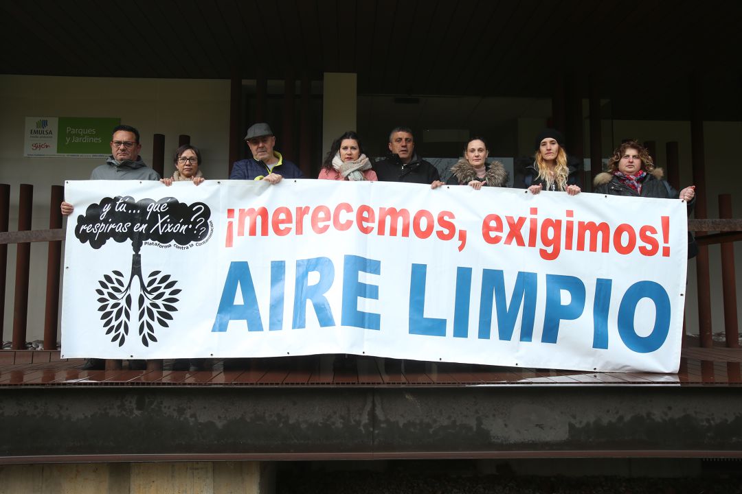Representantes de la formación morada junto a vecinos. Representantes de la formación morada junto a vecinos.