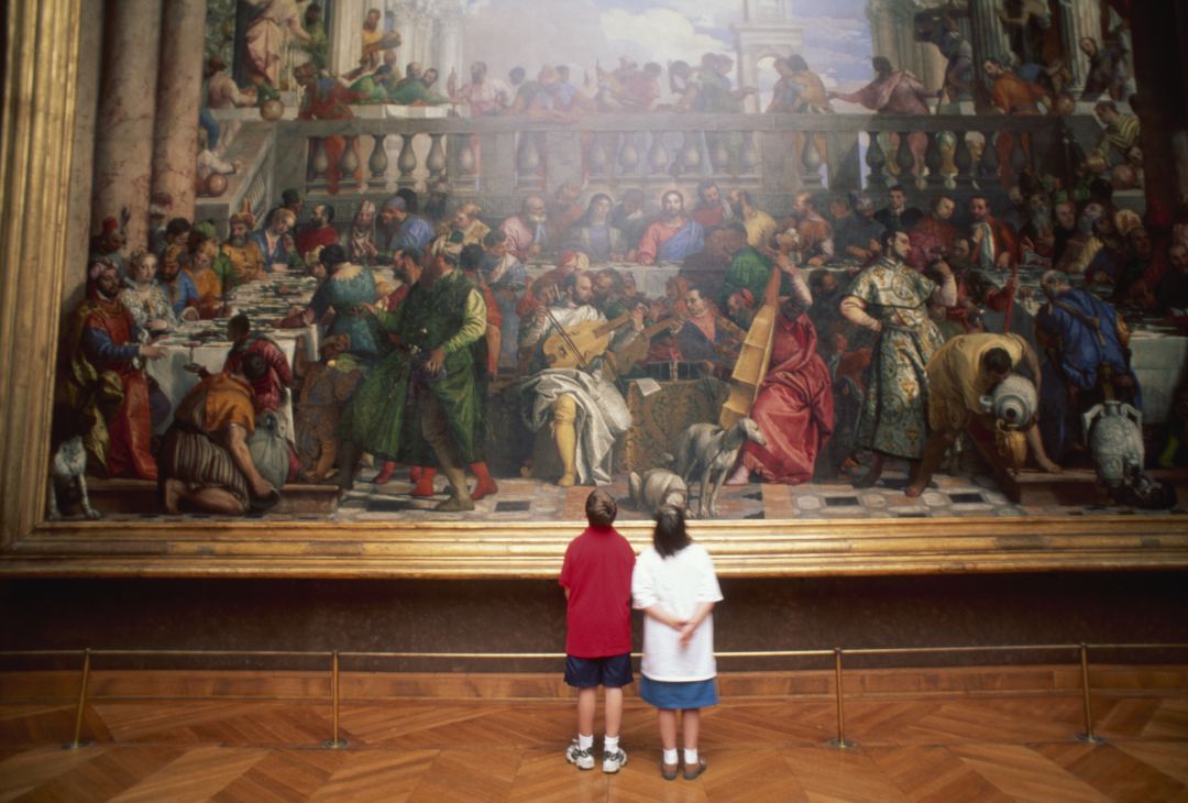 Dos niños observan un cuadro en una galería. Dos niños observan un cuadro en una galería.