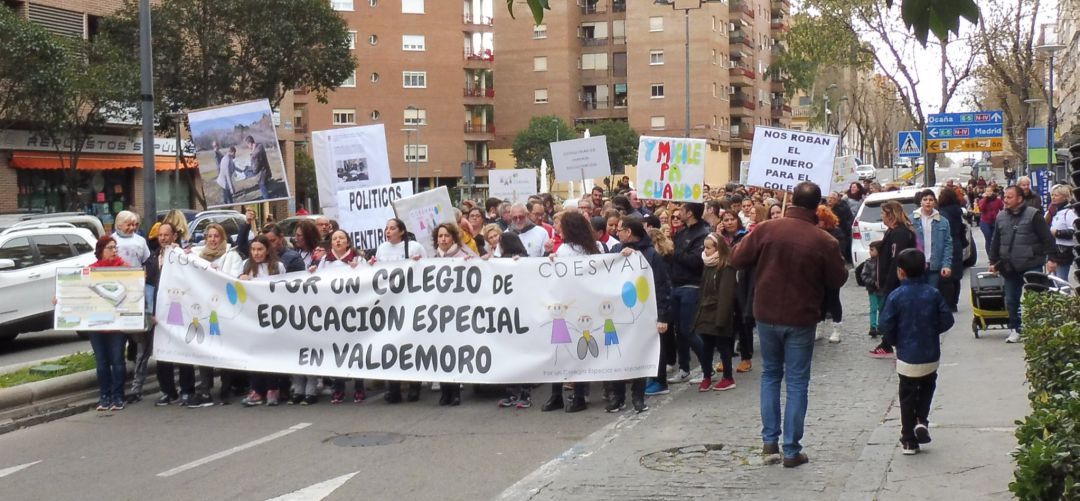 Las familas se han echado a la calle para criticar el incumplimiento de la Comunidad de Madrid Las familas se han echado a la calle para criticar el incumplimiento de la Comunidad de Madrid